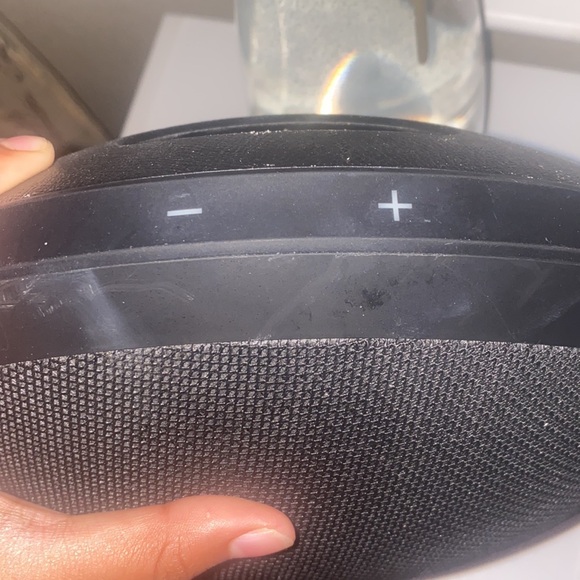Black speaker ,barely ever used, works very well ,includes charger - Picture 2 of 4